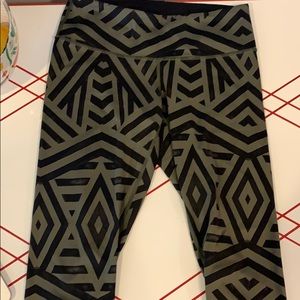 Lululemon green and black wunder under crops